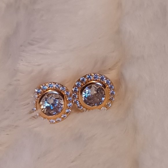 GENEVIVE - Picture 2 of 3